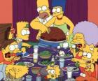 Семья Симпсонов в день Благодарения, когда семьи собираются, чтобы поесть